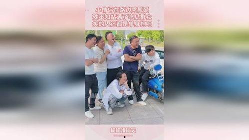 两夫妻在路边吃瓜,夫妻路边共享瓜果时光