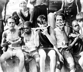 吃瓜人拍照情侣,吃瓜人捕捉到的情侣拍照风采