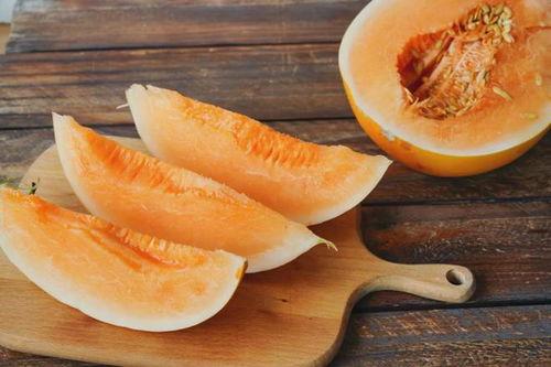 吐鲁番吃蜜瓜视频