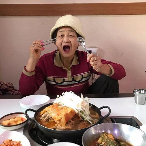 奶奶淡定吃瓜,诠释人生百态