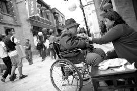 太子坐轮椅吃瓜