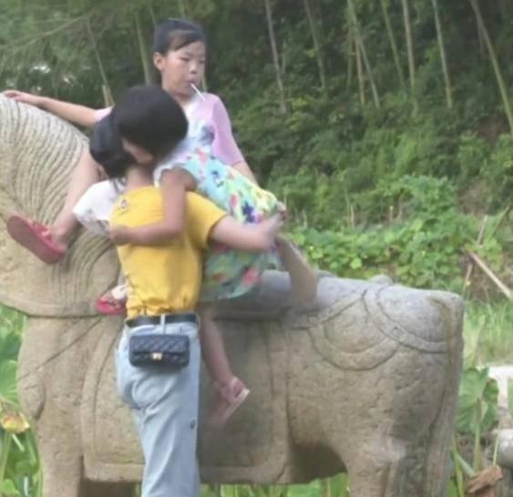 太子坐轮椅吃瓜