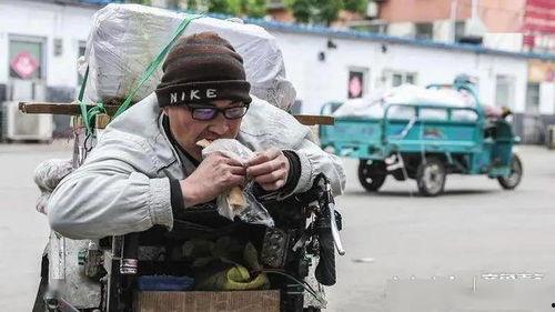 太子坐轮椅吃瓜