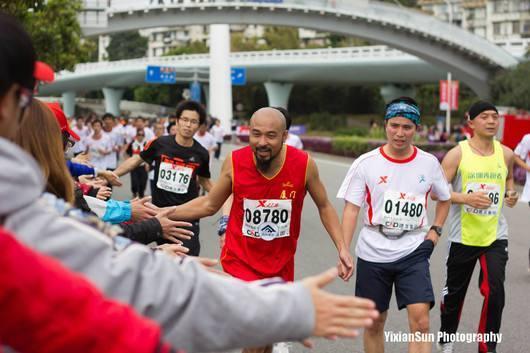 围观吃瓜群众照片,揭秘街头百态