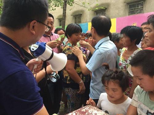 外国围观群众吃瓜,外国围观群众吃瓜现场