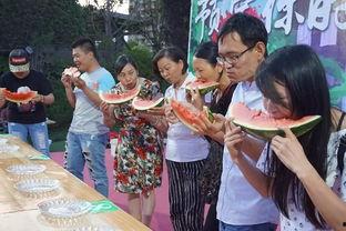 外国围观群众吃瓜,外国围观群众吃瓜现场