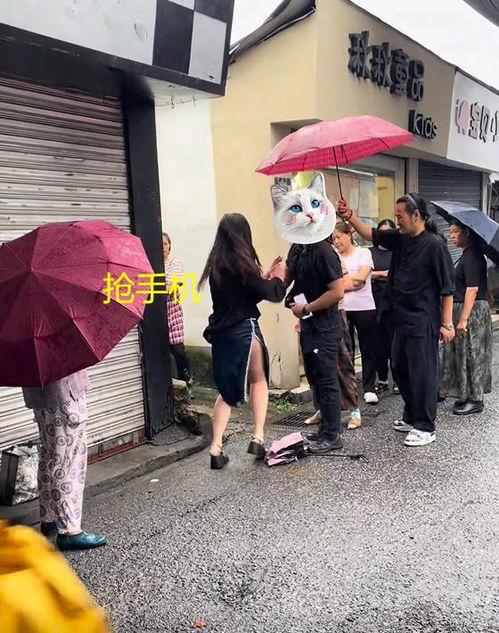 吃瓜现场路人帮忙,路人齐心协力，见证事件真相