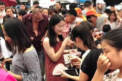 吃瓜现场路人帮忙,路人齐心协力，见证事件真相