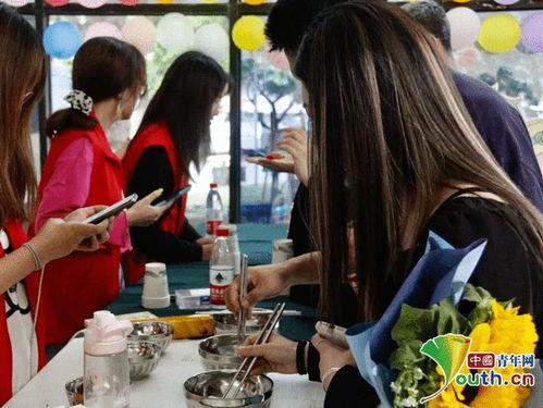 学校打卡吃瓜,吃瓜群众共赏校园生活