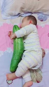 小孩吃妈妈的瓜,小孩品尝妈妈亲手种瓜的美好时光