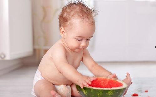 小孩吃妈妈的瓜,小孩品尝妈妈亲手种瓜的美好时光